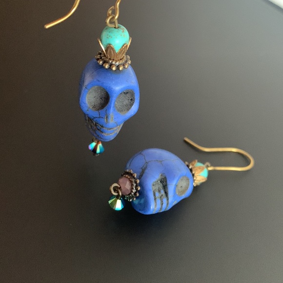 Blue skull dangle earrings - Picture 6 of 6
